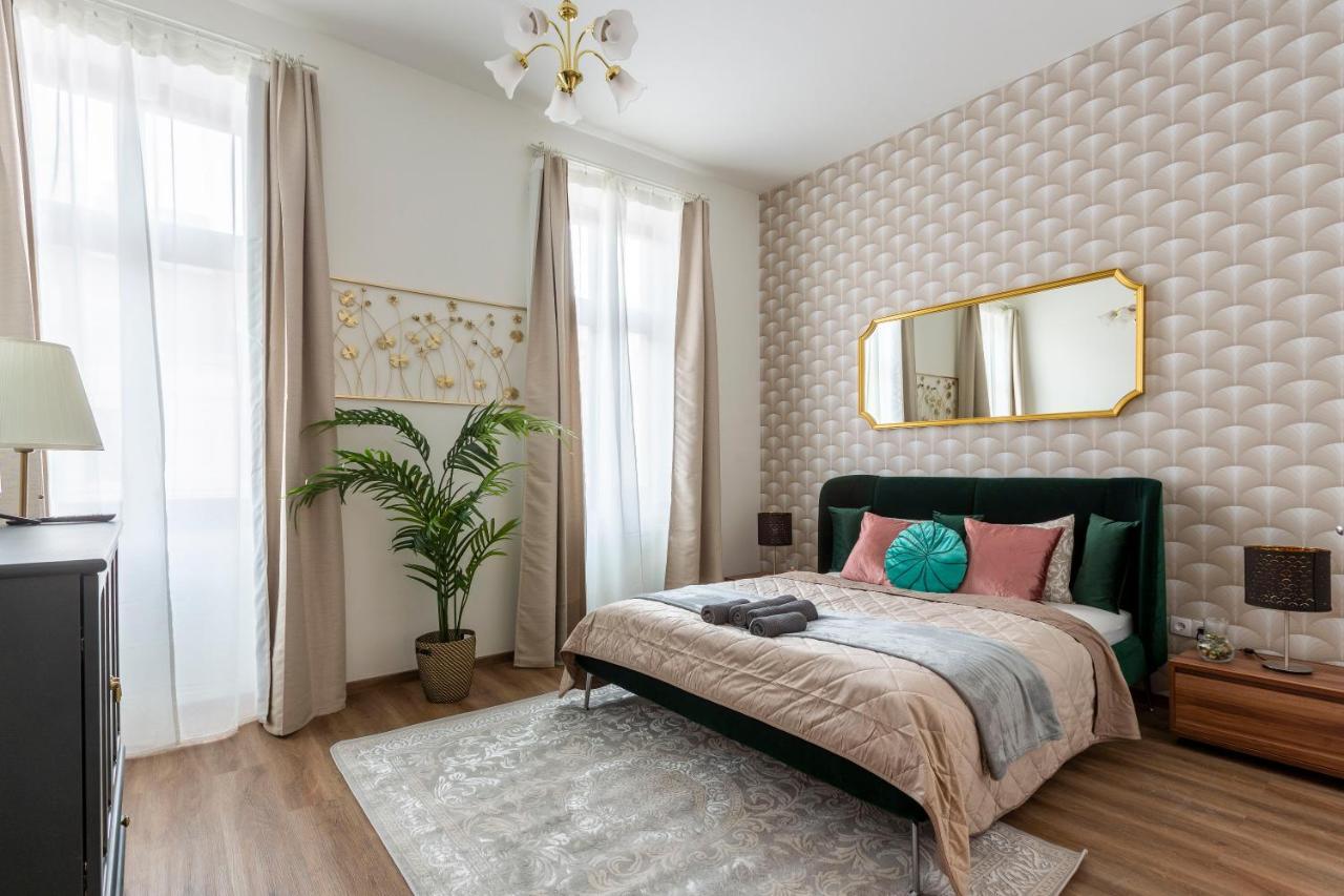 Explore Budapest From A Luxurious Cozy Apartment Exterior foto